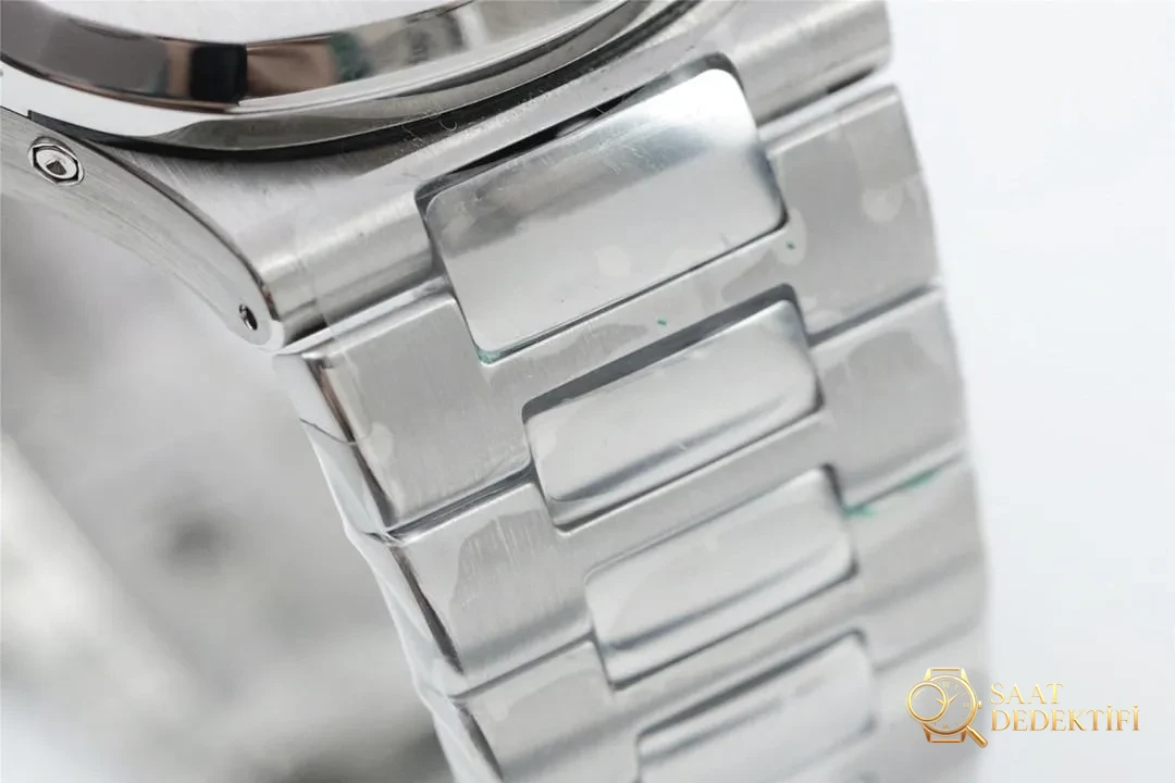 Reloj con calendario anual Patek Philippe Nautilus de fábrica verde 5726 esfera azul con fase lunar - Muelle principal del movimiento y detalle del volante