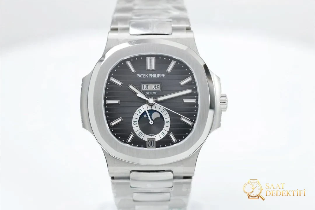 Montre Patek Philippe Nautilus 5726 à phase de lune avec calendrier annuel, cadran noir - Case Profile and Crown Review