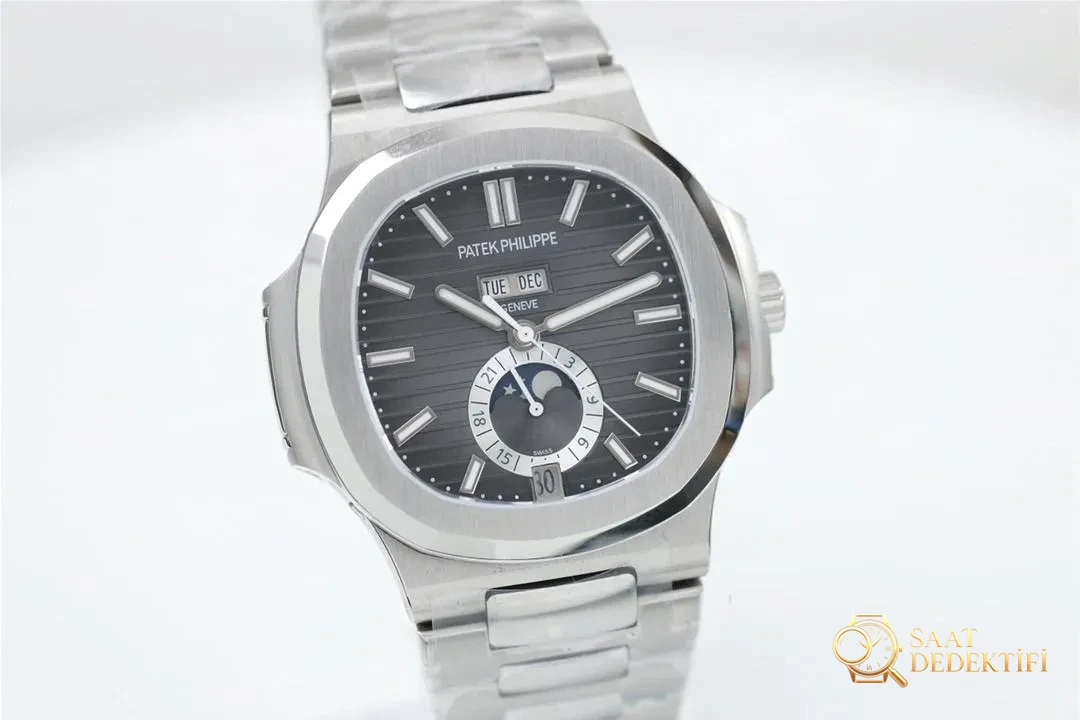 Montre à phases de lune Patek Philippe Nautilus 5726 de Green Factory avec calendrier annuel, cadran noir - Couverture arrière et détail du mécanisme