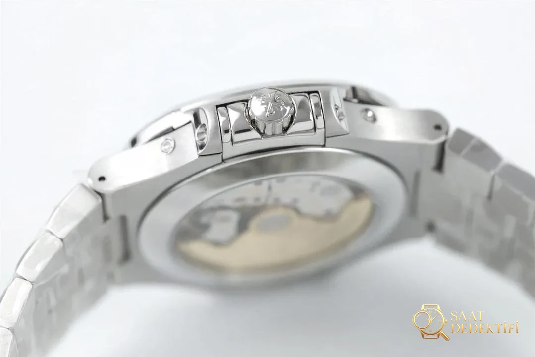 Montre à phases de lune Patek Philippe Nautilus 5726 de Green Factory avec calendrier annuel, cadran noir - Position du poignet et proportion du boîtier