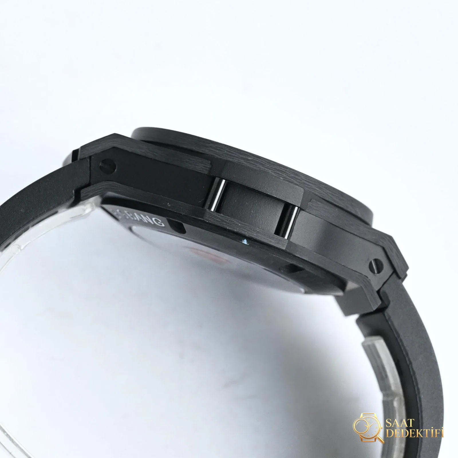 HB Hublot | BIG BANG «Karbon Fiber Big Bang» kronograf kralı karşınızda - Makro Kadran ve İndeks İşçiliği