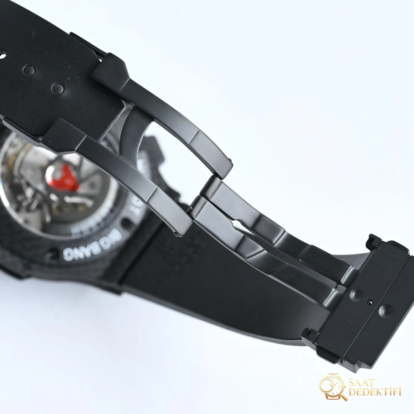 HB Hublot | BIG BANG «Karbon Fiber Big Bang» kronograf kralı karşınızda - Bilekte Duruş ve Kasa Orantısı