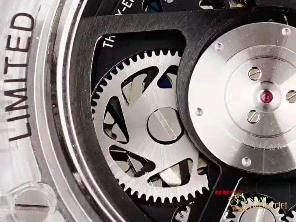 HB Hublot Şeffaf BIG BANG 411.JX.1170.RX İncelemesi - Bilekte Duruş ve Kasa Orantısı