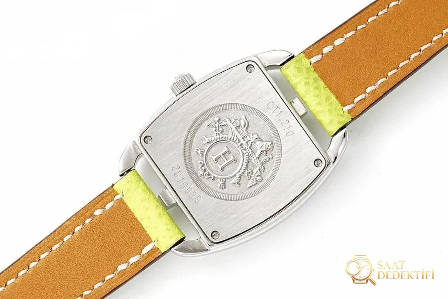 Hermes Cape Cod tonneau 26.5 MM kompakt paslanmaz çelik kol saati - Bilekte Duruş ve Kasa Orantısı