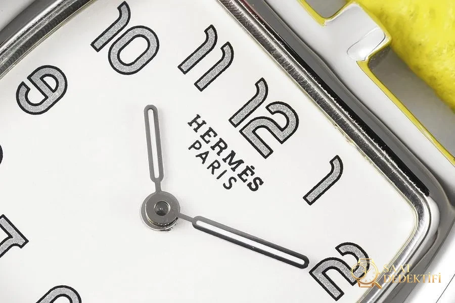 Hermes Cape Cod tonneau 26.5 MM küçük paslanmaz çelik kol saati - Arka Kapak ve Mekanizma Detayı