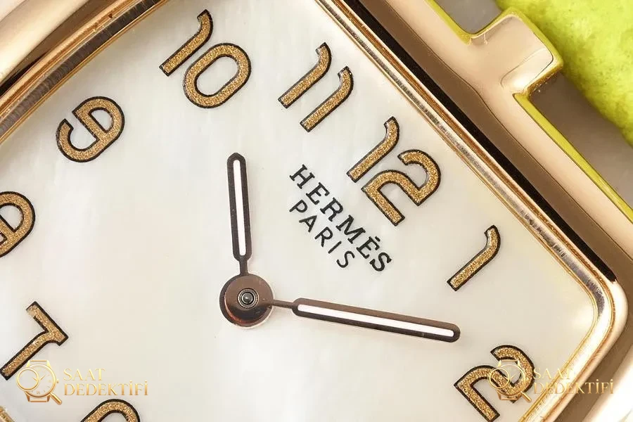 Hermes Cape Cod tonneau 26.5 MM küçük paslanmaz çelik kol saati - Arka Kapak ve Mekanizma Detayı