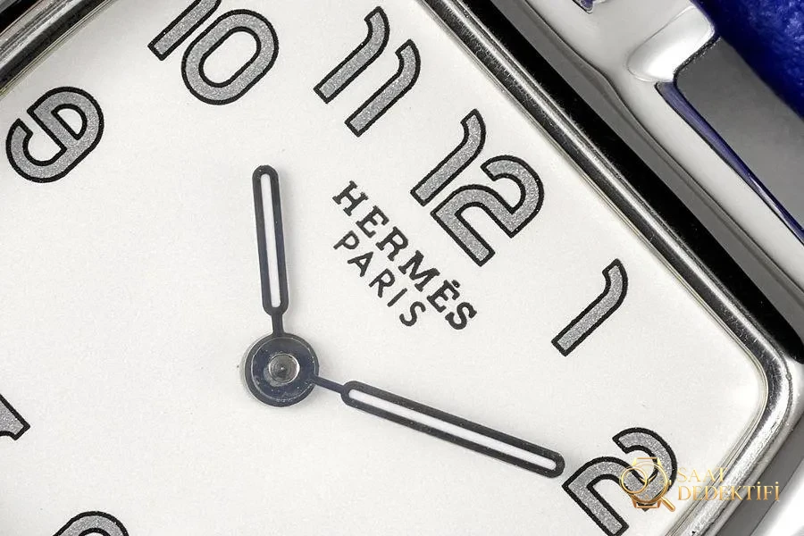 Hermes Cape Cod tonneau 26.5 MM şık paslanmaz çelik kol saati - Arka Kapak ve Mekanizma Detayı