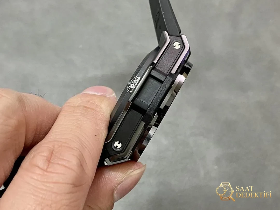 İnce bilekler için müjde: BBF Factory Hublot Big Bang 441 siyah seramik 42 mm kasa çapıyla geliyor - Bilezik, Toka ve Klips Mekanizması