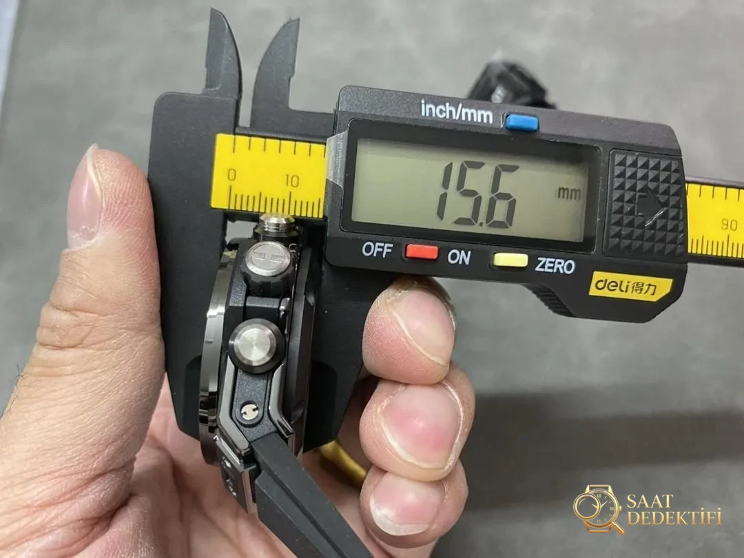 İnce bilekler için müjde: BBF Factory Hublot Big Bang 441 siyah seramik 42 mm kasa çapıyla geliyor - Yan Profil ve Kordon Bağlantısı