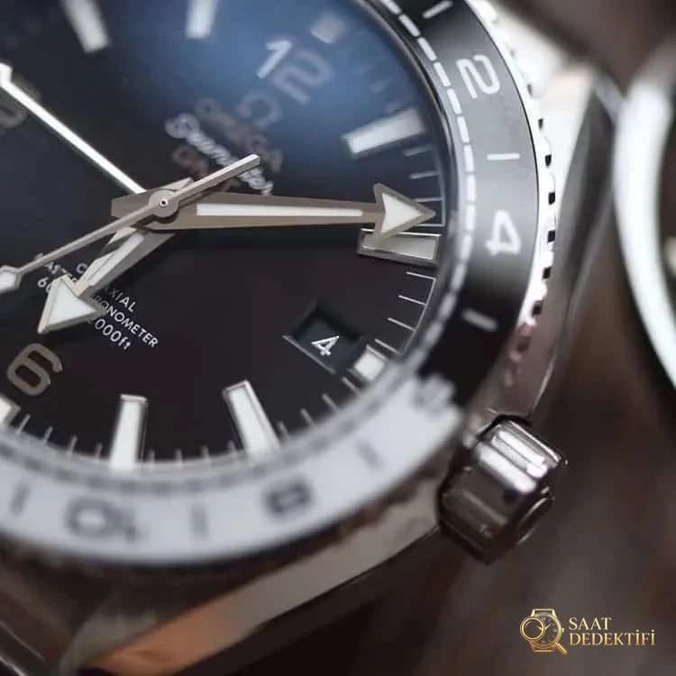 İnceleme: VS Factory OMEGA Seamaster 600m GMT Çift Zaman Dilimi Serisi 215.30.44.22.01.001 Çelik Bilezikli Dalış Erkek Kol Saati - Kasa Profili ve Kurma Kolu İncelemesi
