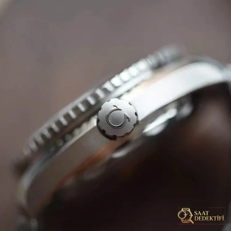 İnceleme: VS Factory OMEGA Seamaster 600m GMT Çift Zaman Dilimi Serisi 215.30.44.22.01.001 Çelik Bilezikli Dalış Erkek Kol Saati - Bilezik, Toka ve Klips Mekanizması