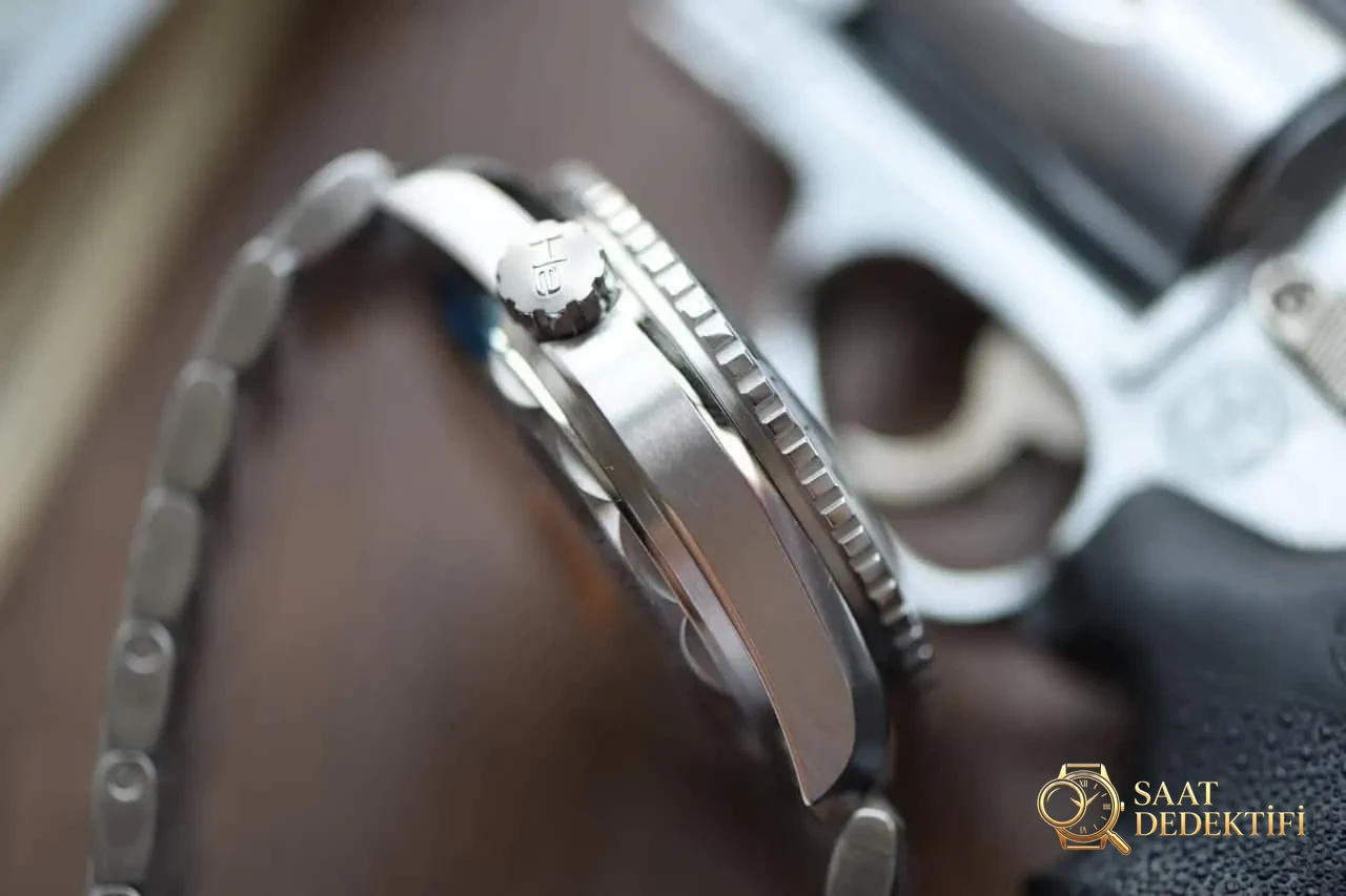 İnceleme: VS Factory OMEGA Seamaster 600m GMT Çift Zaman Dilimi Serisi 215.30.44.22.01.001 Çelik Bilezikli Dalış Erkek Kol Saati - Makro Kadran ve İndeks İşçiliği