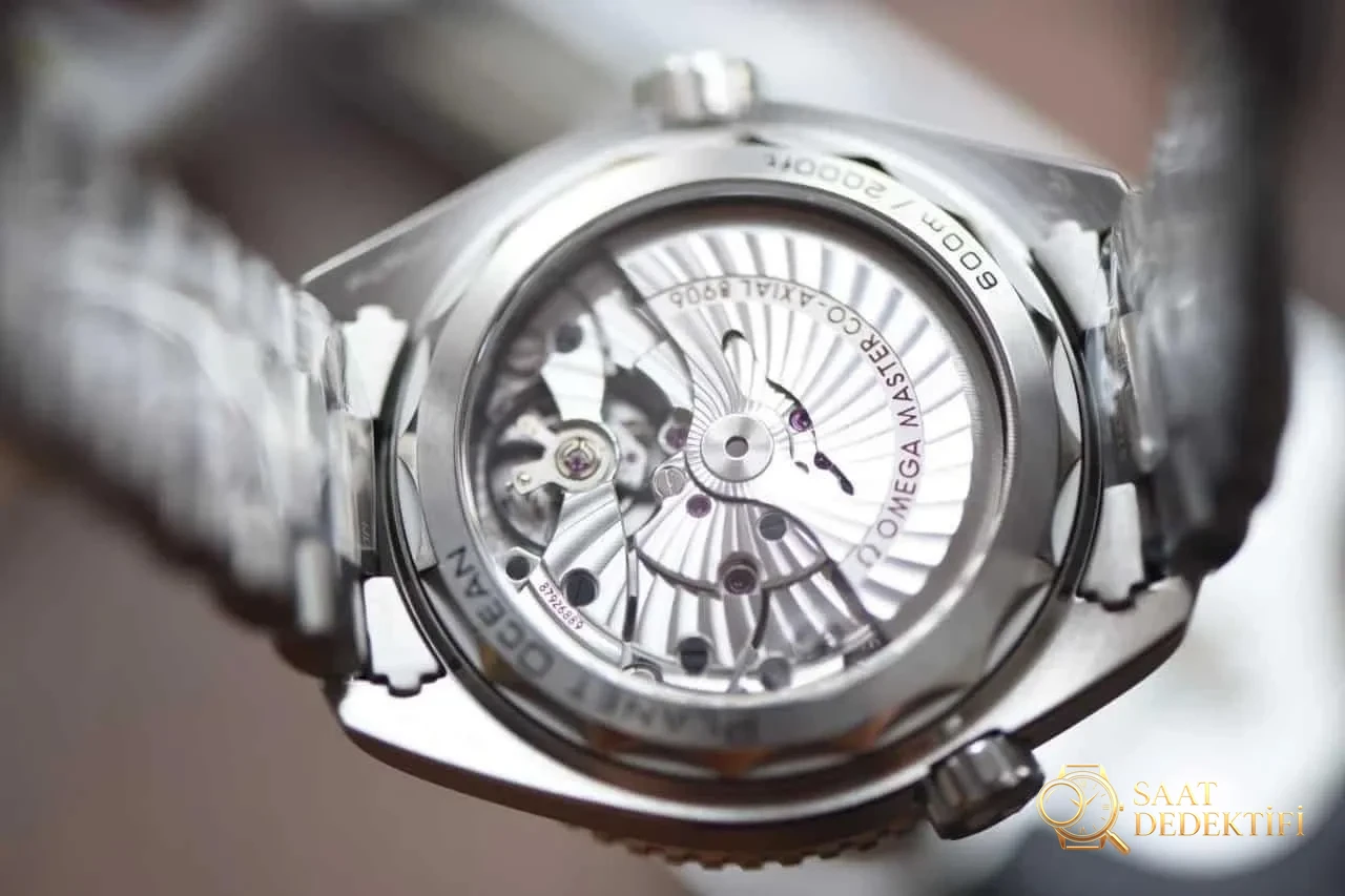 İnceleme: VS Factory OMEGA Seamaster 600m GMT Çift Zaman Dilimi Serisi 215.30.44.22.01.001 Çelik Bilezikli Dalış Erkek Kol Saati - Bilekte Duruş ve Kasa Orantısı
