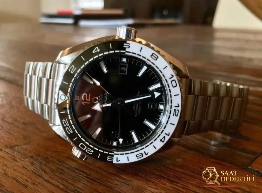 İnceleme: VS Factory OMEGA Seamaster 600m GMT Çift Zaman Dilimi Serisi 215.30.44.22.01.001 Çelik Bilezikli Dalış Erkek Kol Saati - Genel Açı ve Estetik Duruş