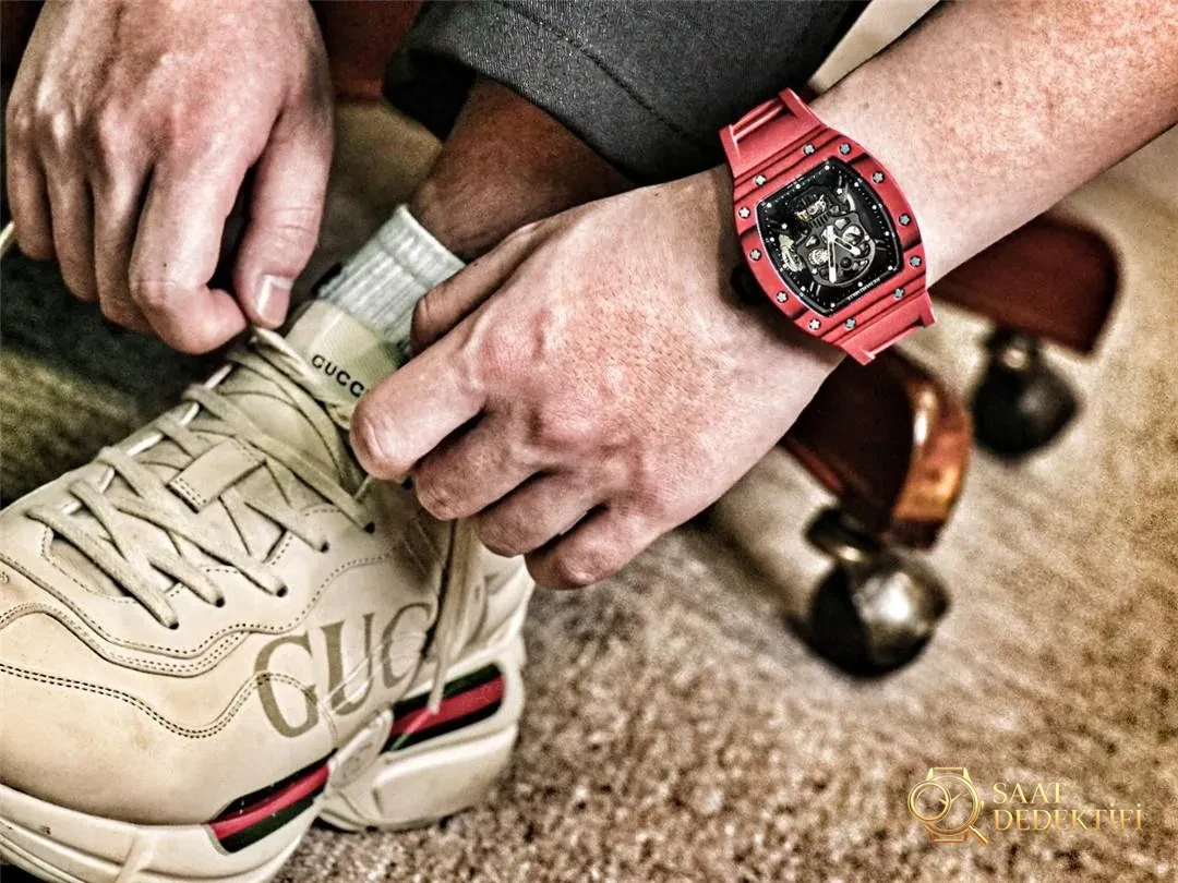 Tourbillon real JB Factory Richard Mille RM52-01 - detalle rojo en toma real - Detalle de la esfera y mano de obra del bisel