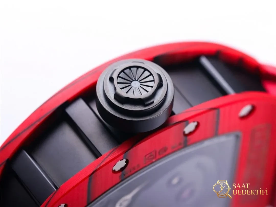 Tourbillon real JB Factory Richard Mille RM52-01 - detalle rojo en toma real - Posición de la muñeca y proporción de la caja