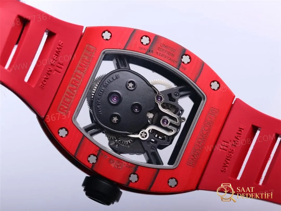 Tourbillon real JB Factory Richard Mille RM52-01 - toma real con detalle rojo - Vista nocturna de fósforo y Super-LumiNova