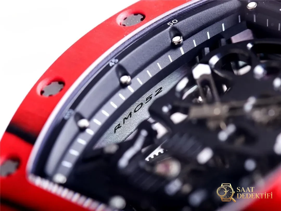 Tourbillon real JB Factory Richard Mille RM52-01 - detalle rojo en toma real - Separación de eslabones de pulsera y estructura de pasadores