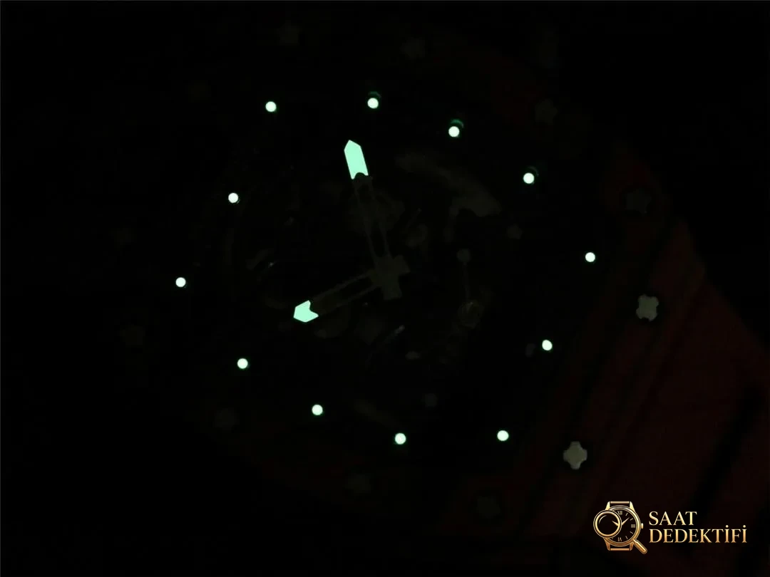 Tourbillon real JB Factory Richard Mille RM52-01 - toma real con detalle rojo - Vista de colección y escaparate
