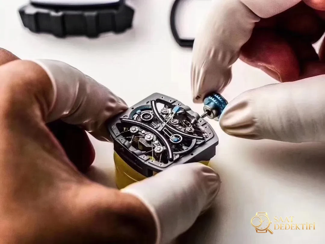 Revue de la réplique de la montre Tourbillon Richard Mille RM53-01 de JB Factory – Position du poignet et proportion du boîtier