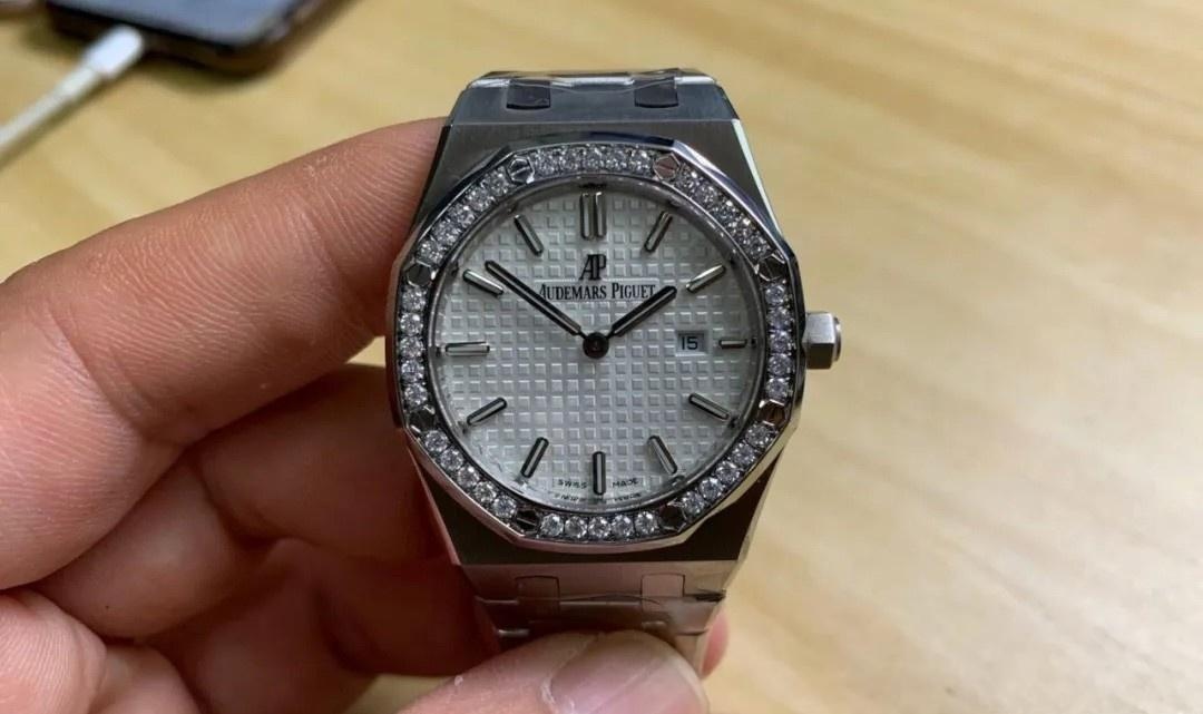 JF Audemars Piguet Royal Oak 67651 kadın saati moissanite taşla modifiye edildi; taşın gerçek olup olmadığı nasıl anlaşılır? — 1. fotoğraf