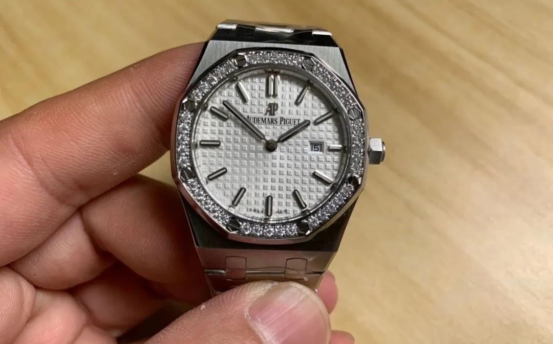JF Audemars Piguet Royal Oak 67651 kadın saati moissanite taşla modifiye edildi; taşın gerçek olup olmadığı nasıl anlaşılır? — 2. fotoğraf