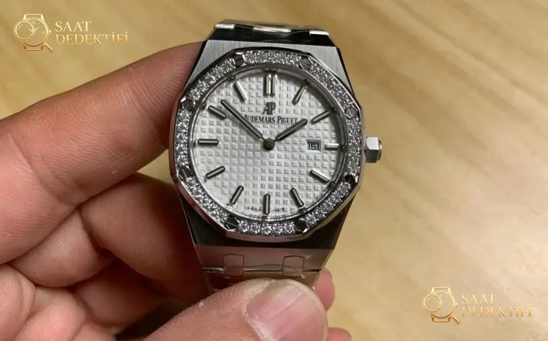 JF Audemars Piguet Royal Oak 67651 kadın saati moissanite taşla modifiye edildi; taşın gerçek olup olmadığı nasıl anlaşılır? - Kadran Detayı ve Bezel İşçiliği