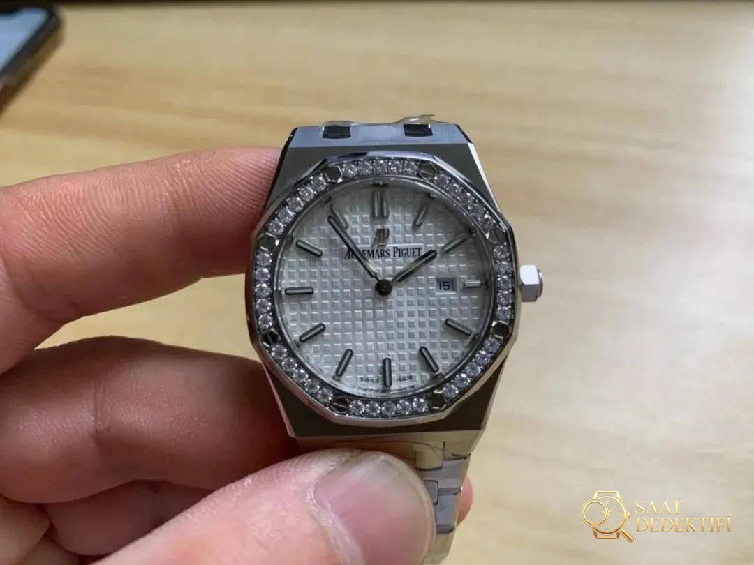 JF Audemars Piguet Royal Oak 67651 kadın saati moissanite taşla modifiye edildi; taşın gerçek olup olmadığı nasıl anlaşılır? - Kasa Profili ve Kurma Kolu İncelemesi