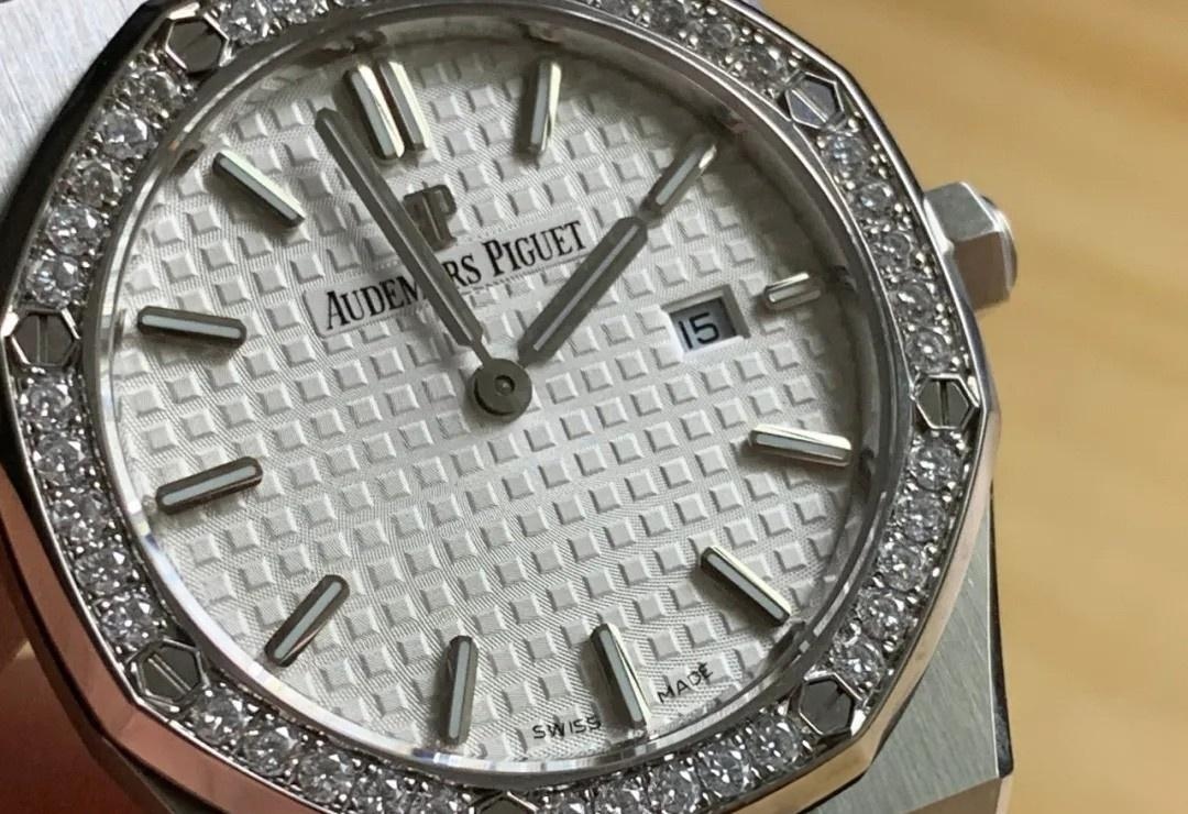 JF Audemars Piguet Royal Oak 67651 kadın saati moissanite taşla modifiye edildi; taşın gerçek olup olmadığı nasıl anlaşılır? — 4. fotoğraf