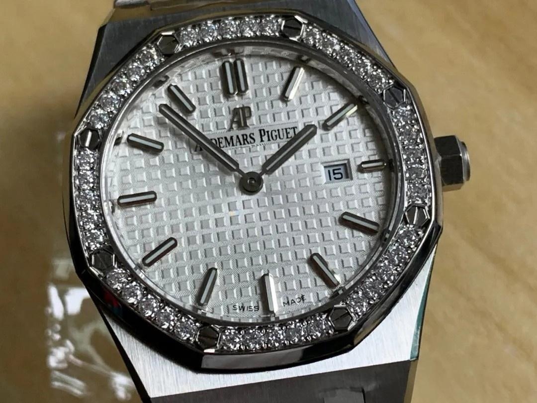 JF Audemars Piguet Royal Oak 67651 kadın saati moissanite taşla modifiye edildi; taşın gerçek olup olmadığı nasıl anlaşılır? — 5. fotoğraf