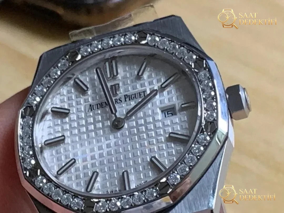 JF Audemars Piguet Royal Oak 67651 kadın saati moissanite taşla modifiye edildi; taşın gerçek olup olmadığı nasıl anlaşılır? - Makro Kadran ve İndeks İşçiliği