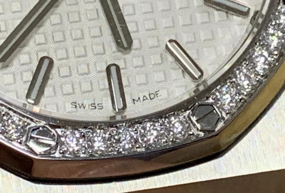 JF Audemars Piguet Royal Oak 67651 kadın saati moissanite taşla modifiye edildi; taşın gerçek olup olmadığı nasıl anlaşılır? — 8. fotoğraf