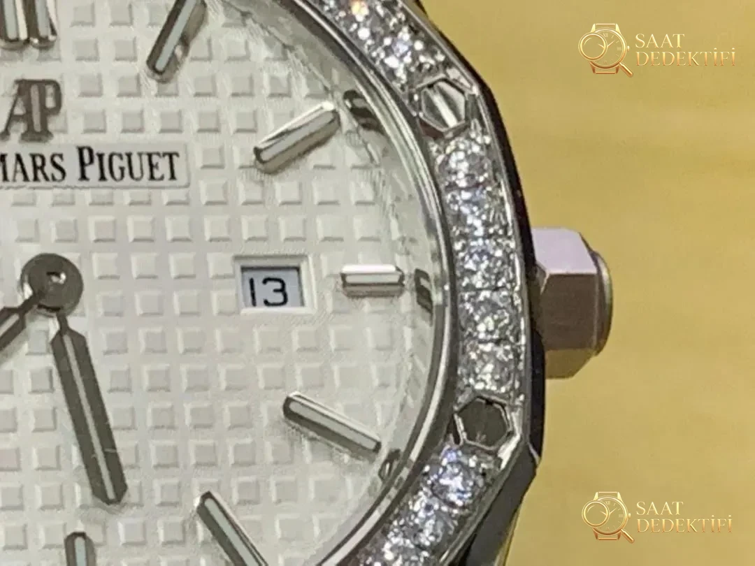 JF Audemars Piguet Royal Oak 67651 kadın saati moissanite taşla modifiye edildi; taşın gerçek olup olmadığı nasıl anlaşılır? - Yan Profil ve Kordon Bağlantısı