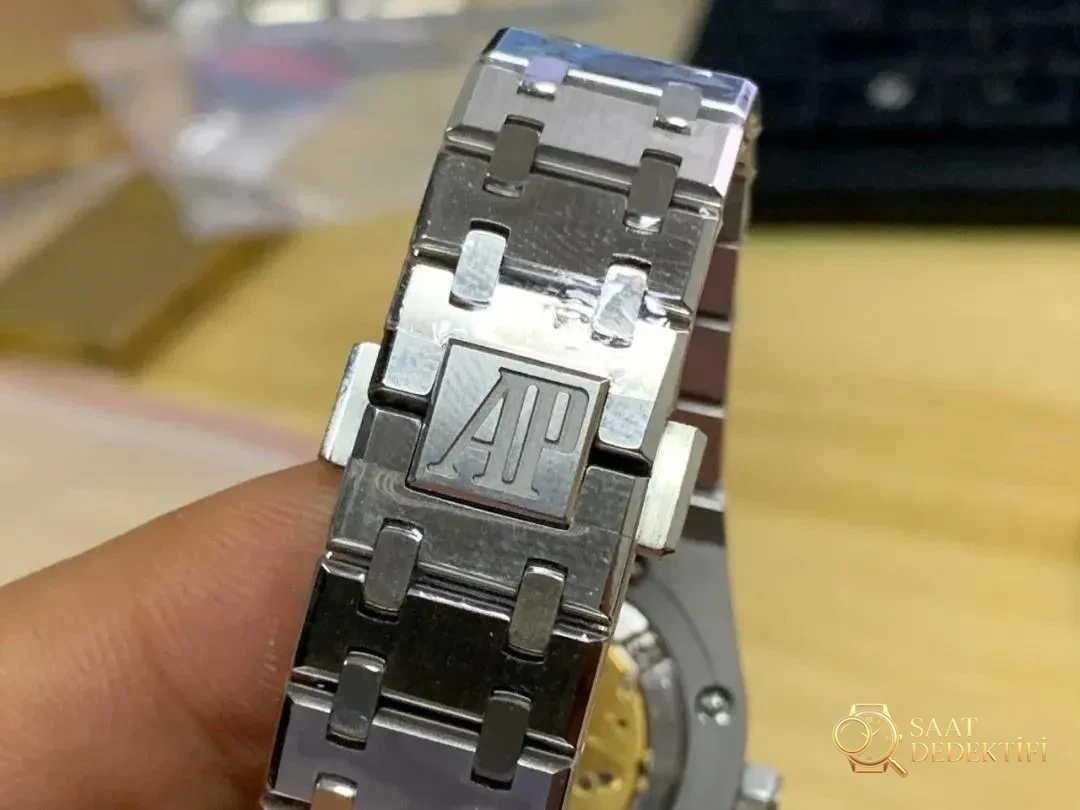 JF Audemars Piguet Royal Oak 67651 kadın saati moissanite taşla modifiye edildi; taşın gerçek olup olmadığı nasıl anlaşılır? - Cam Yansıma Önleyici (AR) Kaplama