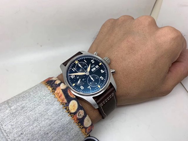 IWC Spitfire IW387903 Kol Üstü Çekim