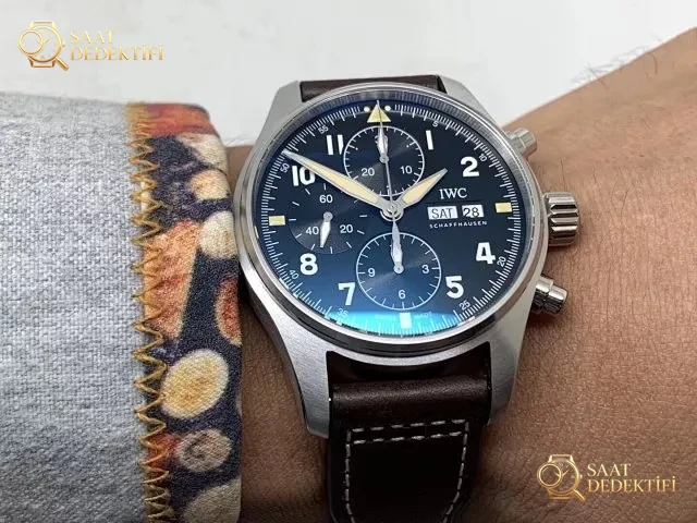 Kahverengi Deri Kayışlı Z Factory Replika IWC Spitfire IW387903 - Yan Profil ve Kordon Bağlantısı
