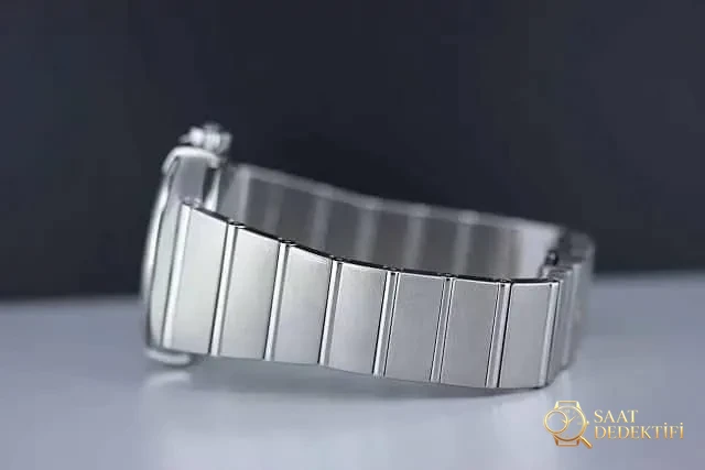 Karşılaştırmalı inceleme: VS Factory Omega Constellation Serisi 123.10.38.21.02.001 çelik bilezikli klasik kol saati - Arka Kapak ve Mekanizma Detayı