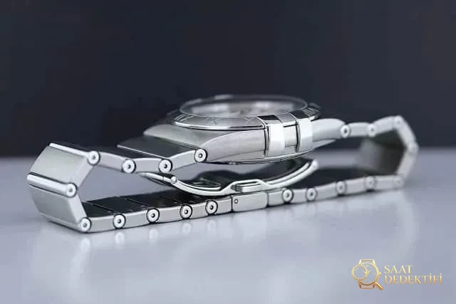 Karşılaştırmalı inceleme: VS Factory Omega Constellation Serisi 123.10.38.21.02.001 çelik bilezikli klasik kol saati - Fosfor ve Super-LumiNova Gece Görünümü