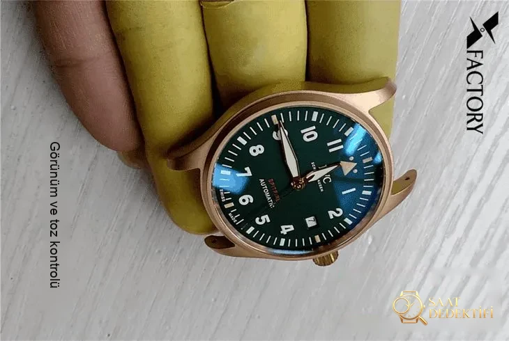 Karşılaştırmalı inceleme: XF IWC bronz Spitfire — IWC Pilot serisi IW326802 saati - Klips Kilidi ve Lazer Damgalar