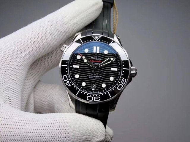 Kauçuk Kayışlı Replika Omega Seamaster Diver 300m'in Yeni V2 Sürümü — 3. fotoğraf