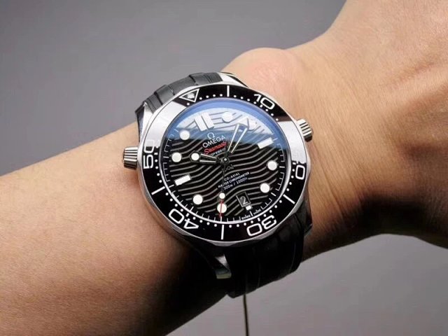 Kauçuk Kayışlı Replika Omega Seamaster Diver 300m'in Yeni V2 Sürümü — 10. fotoğraf