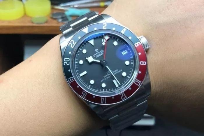 Kırmızı-mavi bezel sadece Rolex'e özgü değil; Tudor da 'bizde de var' diyor — 4. fotoğraf