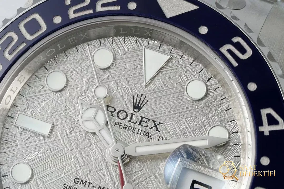 Lüksün yeni sayfası: EWE fabrikasından özenle üretilen Rolex V5 GMT-Master II saat - Arka Safir Cam Altında Kalibre Detayı