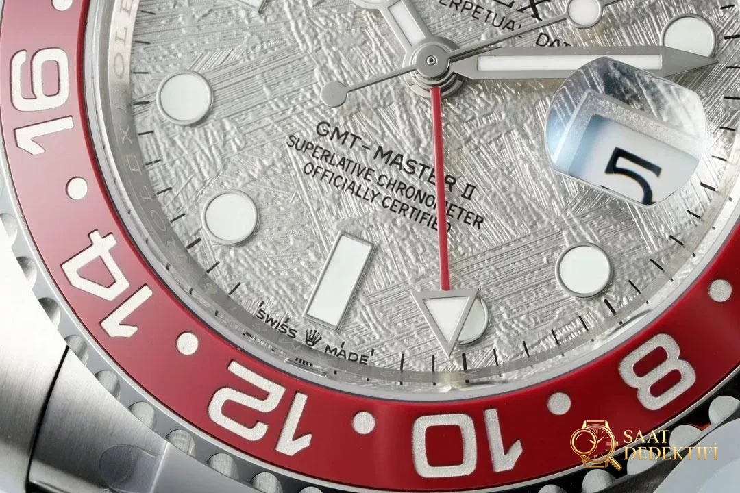 Lüksün yeni sayfası: EWE fabrikasından özenle üretilen Rolex V5 GMT-Master II saat - Genel Açı ve Koleksiyon Duruşu