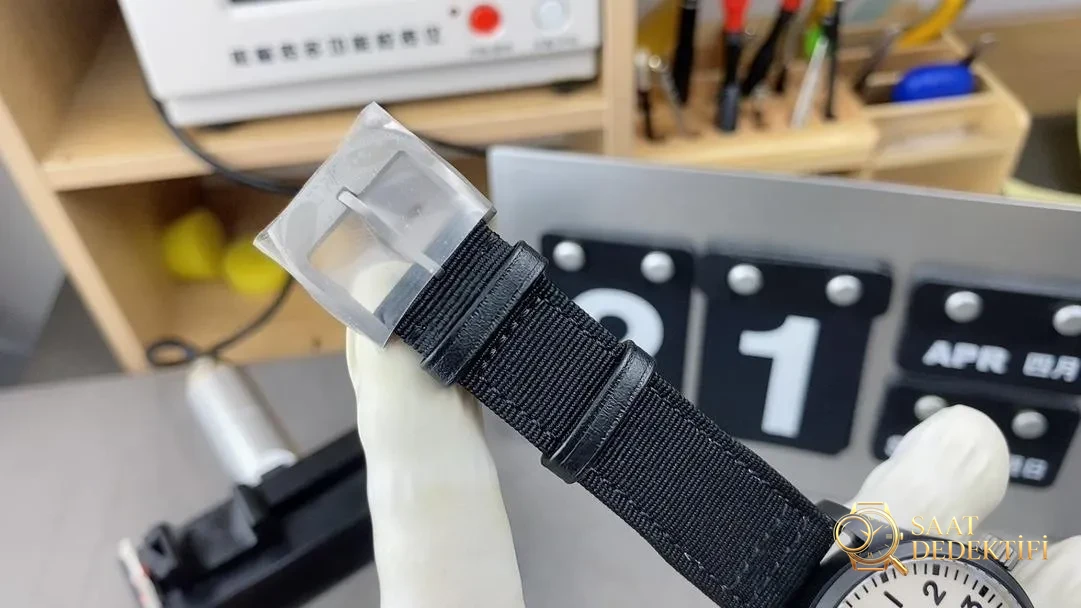 M+ fabrikası IWC Maça Ası 41. Yıl V2 versiyonu güçlü lume özelliğiyle alınmaya değer mi? - Yan Profil ve Kordon Bağlantısı