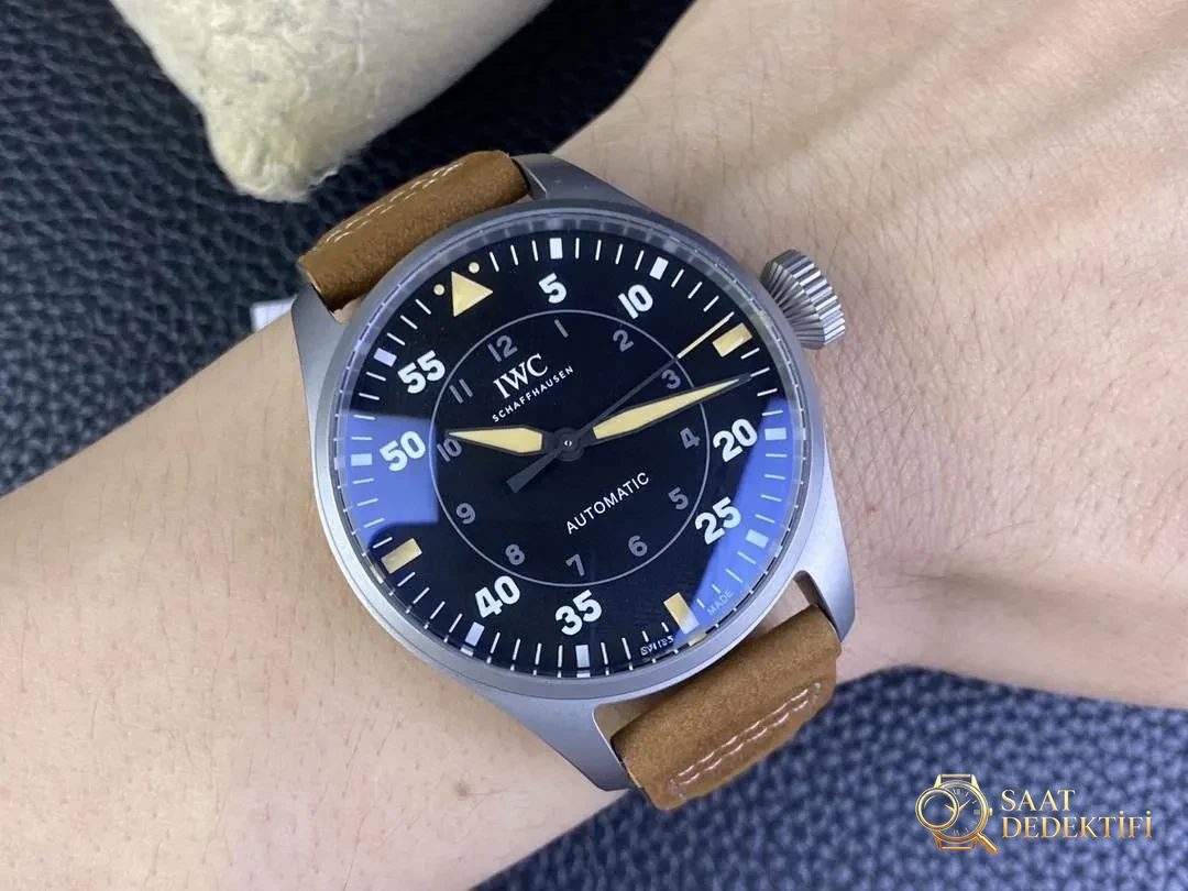M+ fabrikasının IWC Büyük Pilot 43 mm titanyum kasa Big Pilot kalitesi V7 Factory ile boy ölçüşebilir mi? - Kasa Profili ve Kurma Kolu İncelemesi