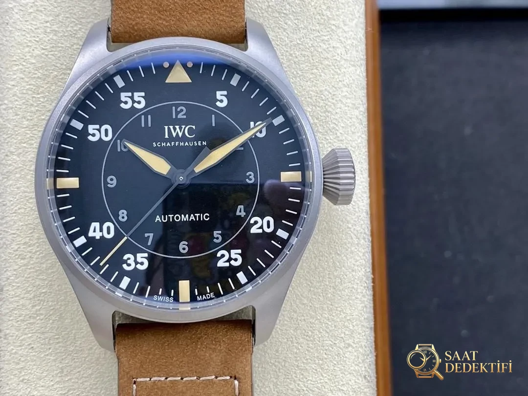 M+ fabrikasının IWC Büyük Pilot 43 mm titanyum kasa Big Pilot kalitesi V7 Factory ile boy ölçüşebilir mi? - Arka Kapak ve Mekanizma Detayı
