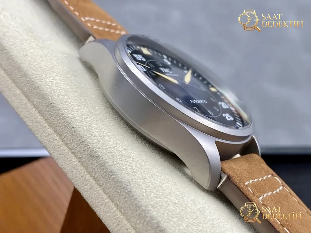 M+ fabrikasının IWC Büyük Pilot 43 mm titanyum kasa Big Pilot kalitesi V7 Factory ile boy ölçüşebilir mi? - Klips Kilidi ve Lazer Damgalar