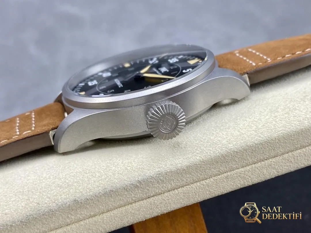 M+ fabrikasının IWC Büyük Pilot 43 mm titanyum kasa Big Pilot kalitesi V7 Factory ile boy ölçüşebilir mi? - Bilekte Duruş ve Kasa Orantısı