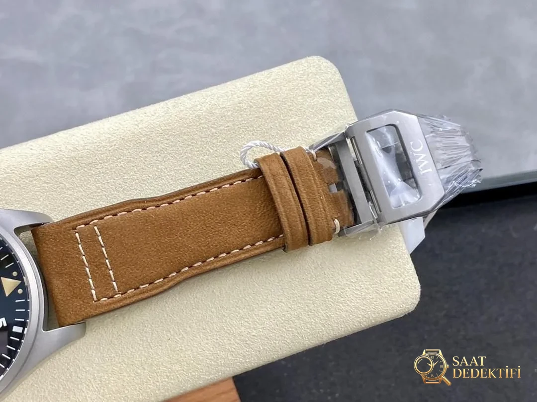 M+ fabrikasının IWC Büyük Pilot 43 mm titanyum kasa Big Pilot kalitesi V7 Factory ile boy ölçüşebilir mi? - Mekanizma Zemberek ve Balans Detayı